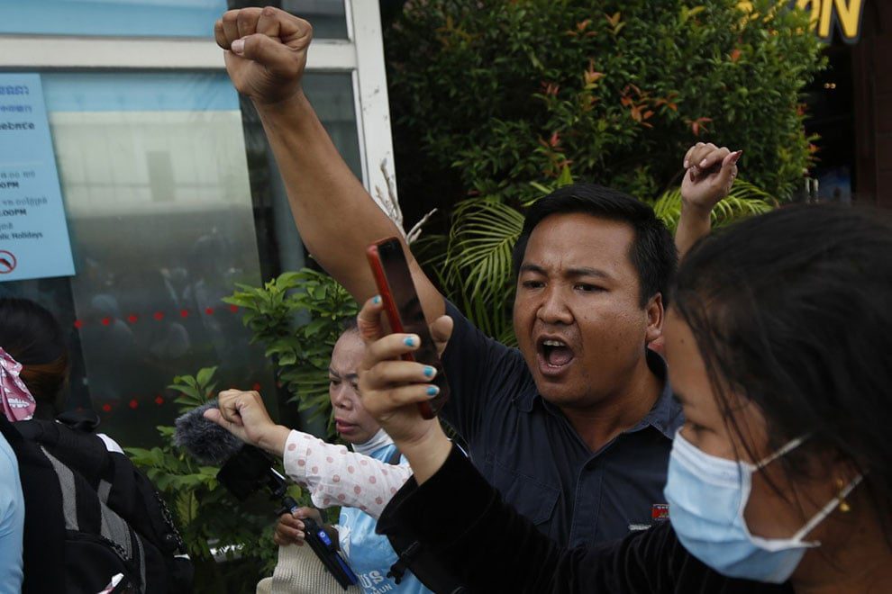 Former Khmer Win Party President Soung Sophorn at a protest in support of jailed union leader Rong Chhun outside the Phnom Penh Municipal Court on August 13, 2022. (Panha Chhorpoan)