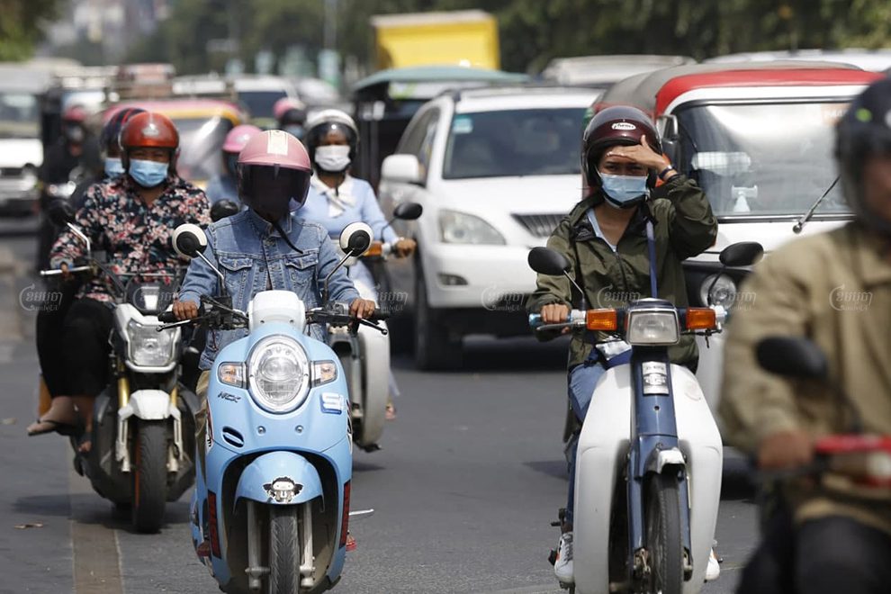 Phnom Penh motorists were seen wearing face masks on Tuesday after the government reported at least three positive COVID-19 cases linked to a state visit by a Hungarian minister last week. Panha Chhorpoan