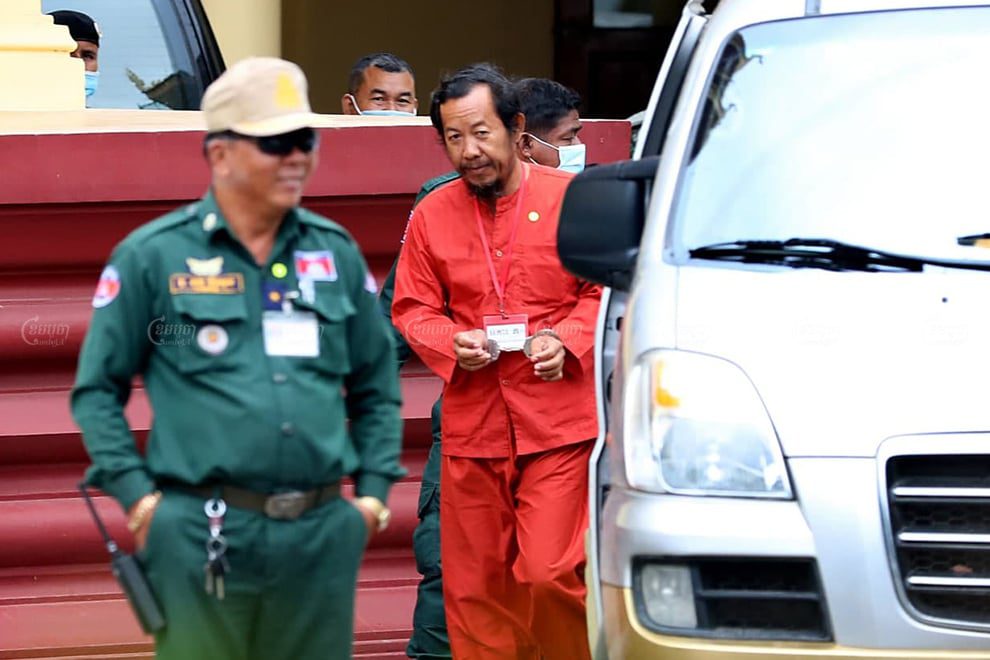 Prominent unionist Rong Chhun leaves the Supreme Court in Phnom Penh on November 11, 2020, after attending a bail hearing. Panha Chhorpoan