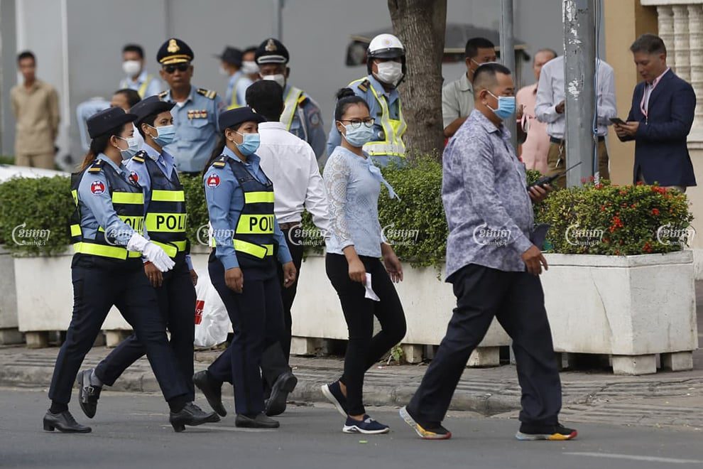 A former CNRP councilor arrives at Phnom Penh Municipal Court on November 26, where more than 130 party officials and supporters are being tried for “incitement” and “plotting.” Panha Chhorpoan