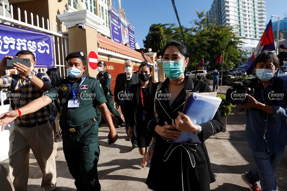 Sitanun Satsaksit, the sister of a missing Thai activist, arrives at the Phnom Penh Municipal Court on Tuesday to present evidence to an investigating judge. Panha Chhorpoan