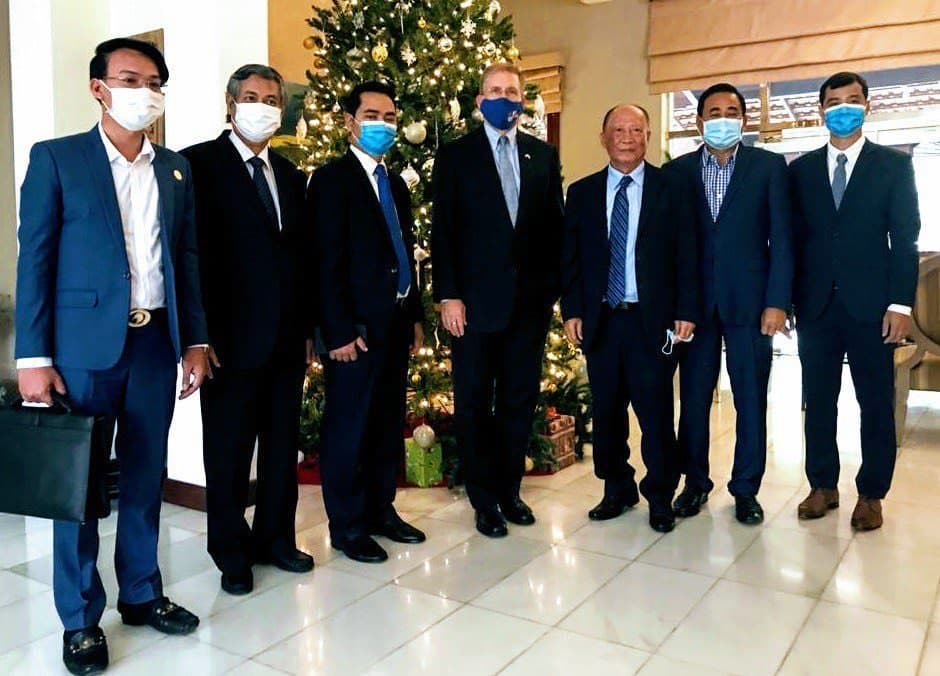 U.S. Ambassador W. Patrick Murphy met with representatives of minor political parties to discuss the political situation on Tuesday.