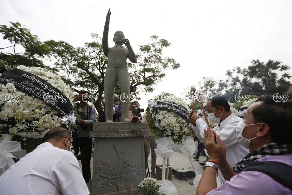 Union leaders and garment workers commemorate the 17th anniversary of the assassination of union leader Chea Vichea in Phnom Penh on Friday. Panha Chhorpoan