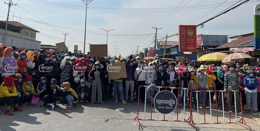 Workers from the Y&W garment factory block street 217 in Dangkao district to demand unpaid bonuses on Thursday. Khuon Narim