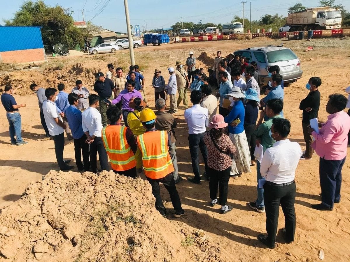 People affected by construction of a roadside weigh station in Kampong Chhnang province speak with authorities after blocking contractors sent to demarcate the site on January 8. Supplied