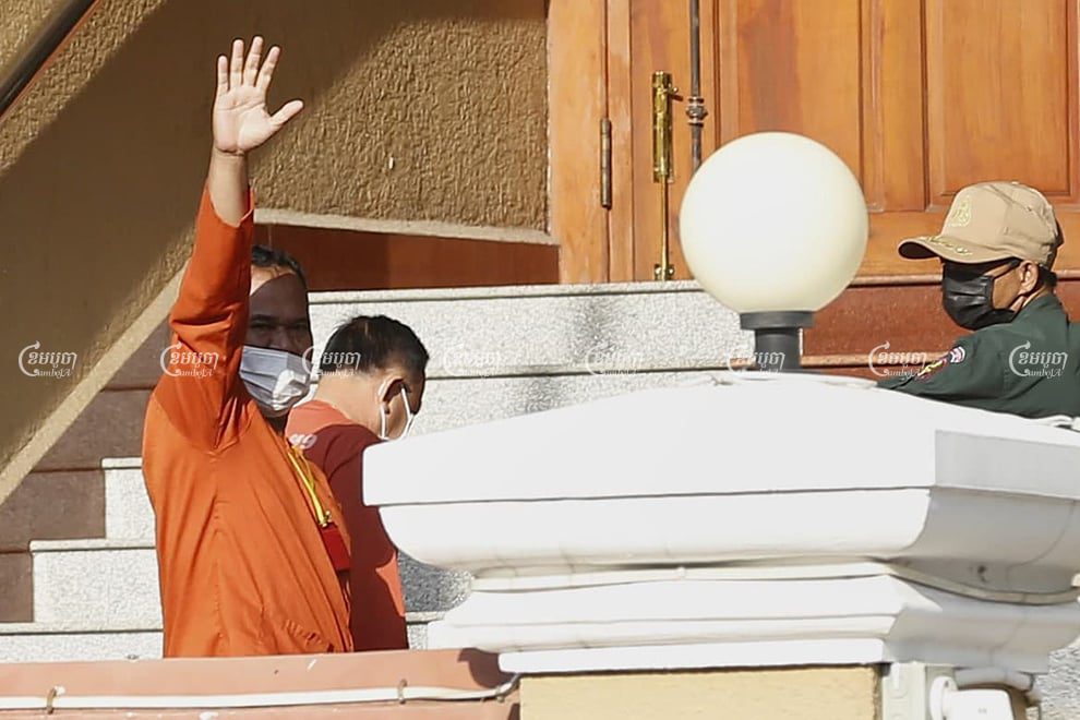 Former CNRP officials Kak Komphea and Heng Chan Sothy arrive at the Phnom Penh Municipal Court on Thursday ahead of their trial for plotting to topple the government. Panha Chhorpoan