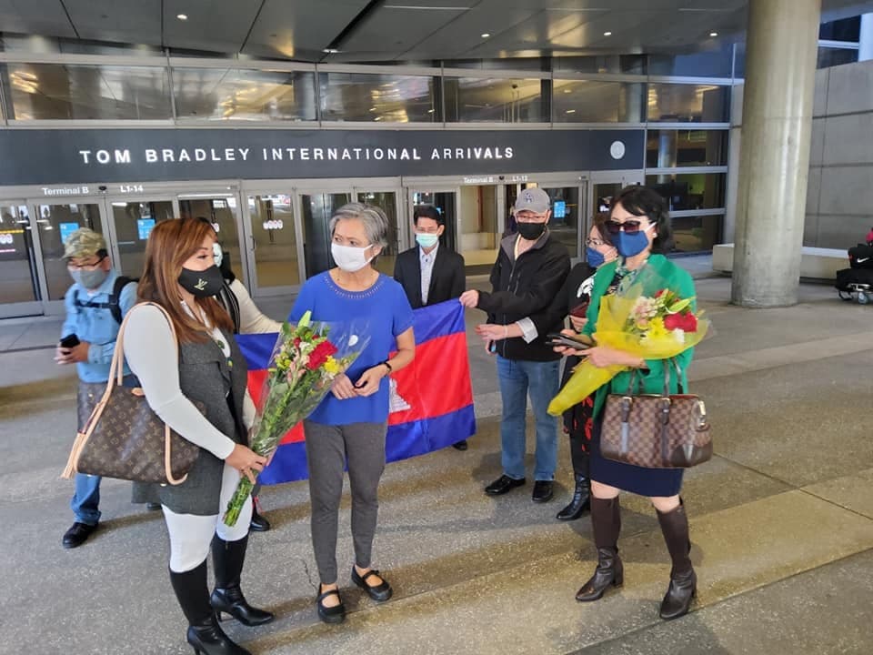 Former CNRP deputy president Mu Sochua greets supporters at the Los Angeles International Airport last week, prior to her scheduled departure to Cambodia. Facebook