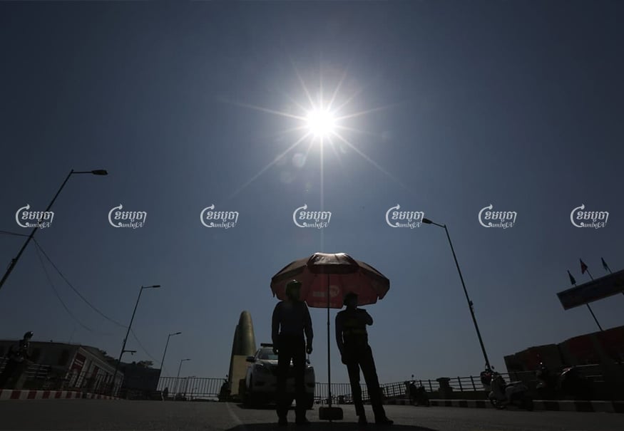 Authorities block bridges to Koh Pich Island in Phnom Penh on Saturday, February 20, following the discovery of 32 new cases of Covid-19 in Phnom Penh. CamboJA/ Pring Samrang