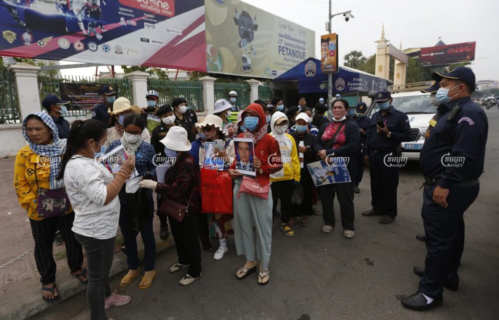 District security guards block family members of former CNRP officials from protesting outside the Phnom Penh Municipal Court in January during a trial hearing. Panha Chhorpoan