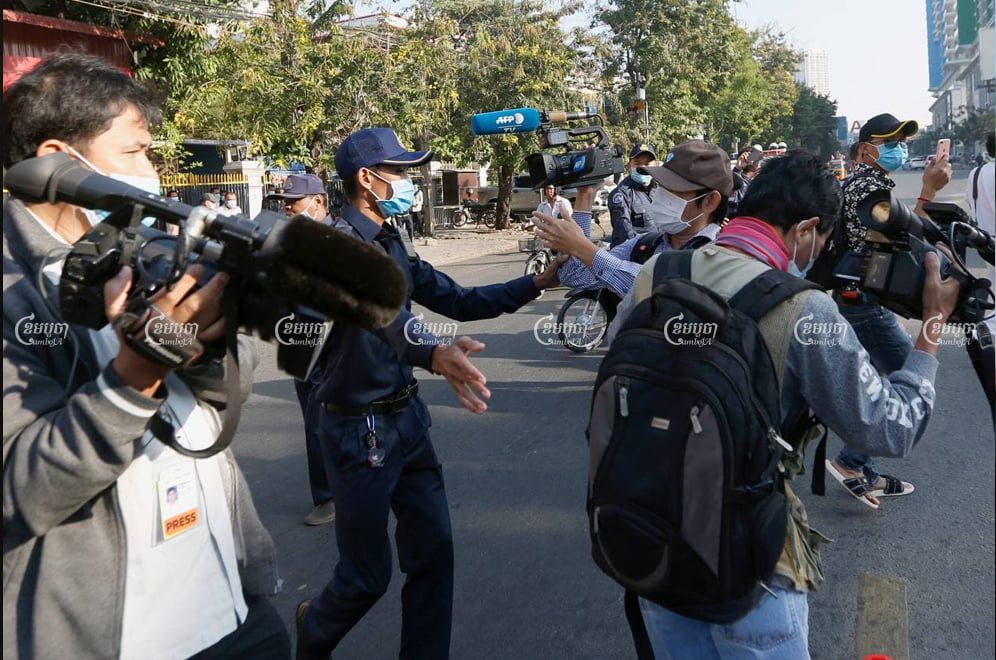 District security guards prevent journalists from taking photographs and conducting interviews outside the Phnom Penh Municipal Court during the trial of former CNRP members and affiliates on January 13. Panha Chhorpoan