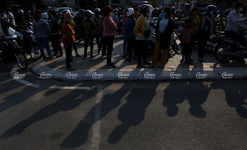 Garment workers wait compensation at Kandal Provincial Hall on Friday. CamboJA/ Pring Samrang