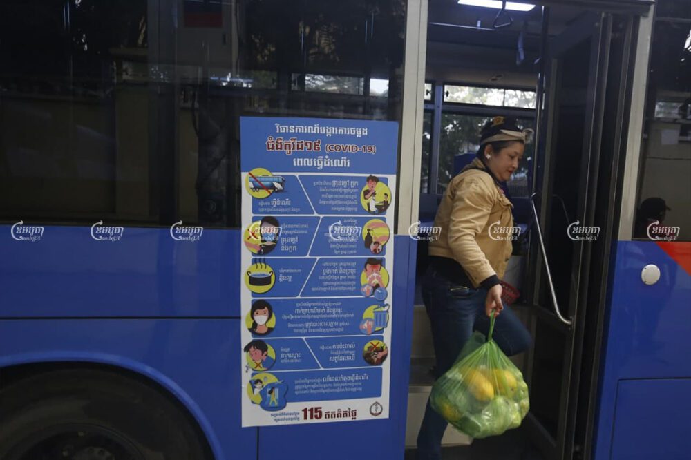 Passengers alight from a Phnom Penh public bus last March, shortly before City Hall decided to shut down the fledgling public transport service because of the COVID-19 pandemic. Panha Chhorpoan