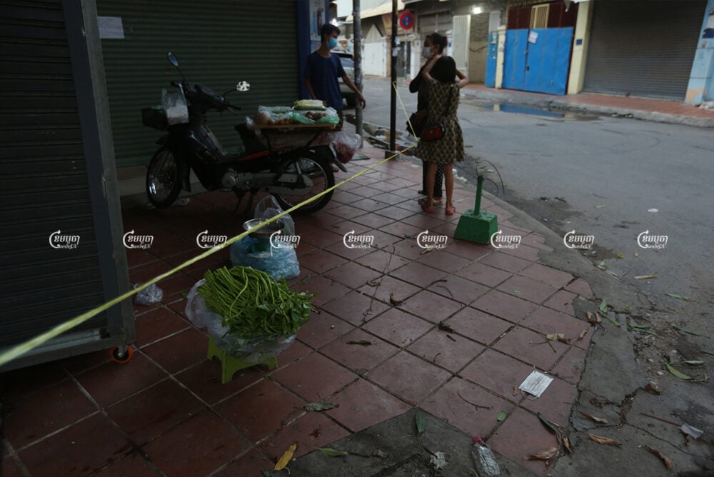 A vendor sells food after the Phnom Penh markets were ordered closed, April 24, 2021. CamboJA/ Pring Samrang