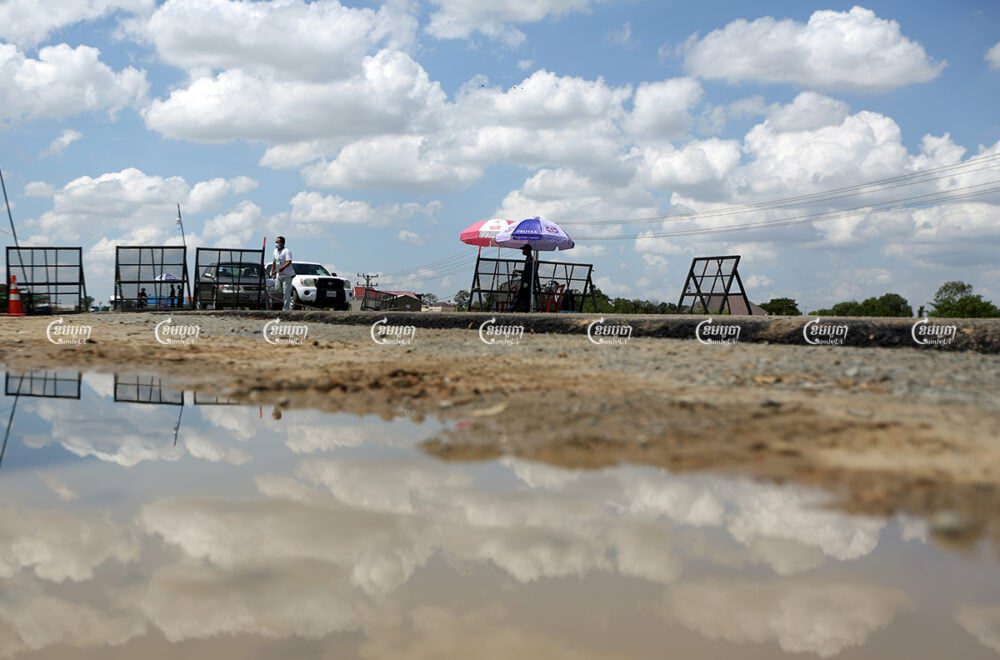 Authorities block National Road 3 from Phnom Penh to Kandal province during lockdown, April 25, 2021. CamboJA/ Pring Samrang