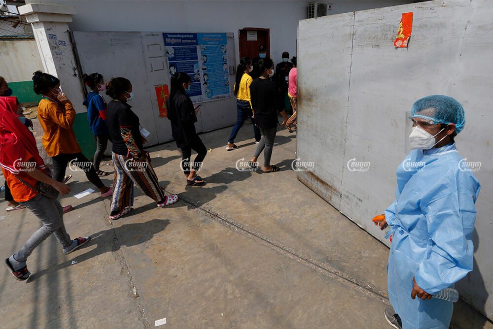 Din Han's garment workers arrive for COVID-19 testing after other factory workers tested positive for the virus, April 8, 2021. CamboJA/ Panha Chhorpoan