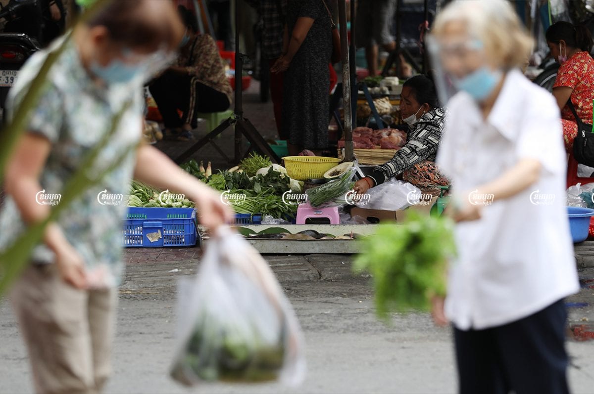 Vendors sell food and vegetables at O'Ressei Market after the government granted permission for all state-run markets in Phnom Penh to reopen, May 24, 2021. CamboJA/ Pring Samrang