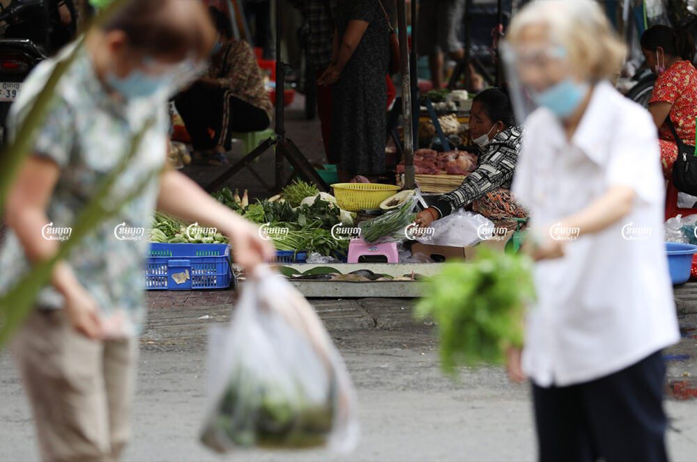 Vendors sell food and vegetables at O'Ressei Market after the government granted permission for all state-run markets in Phnom Penh to reopen, May 24, 2021. CamboJA/ Pring Samrang
