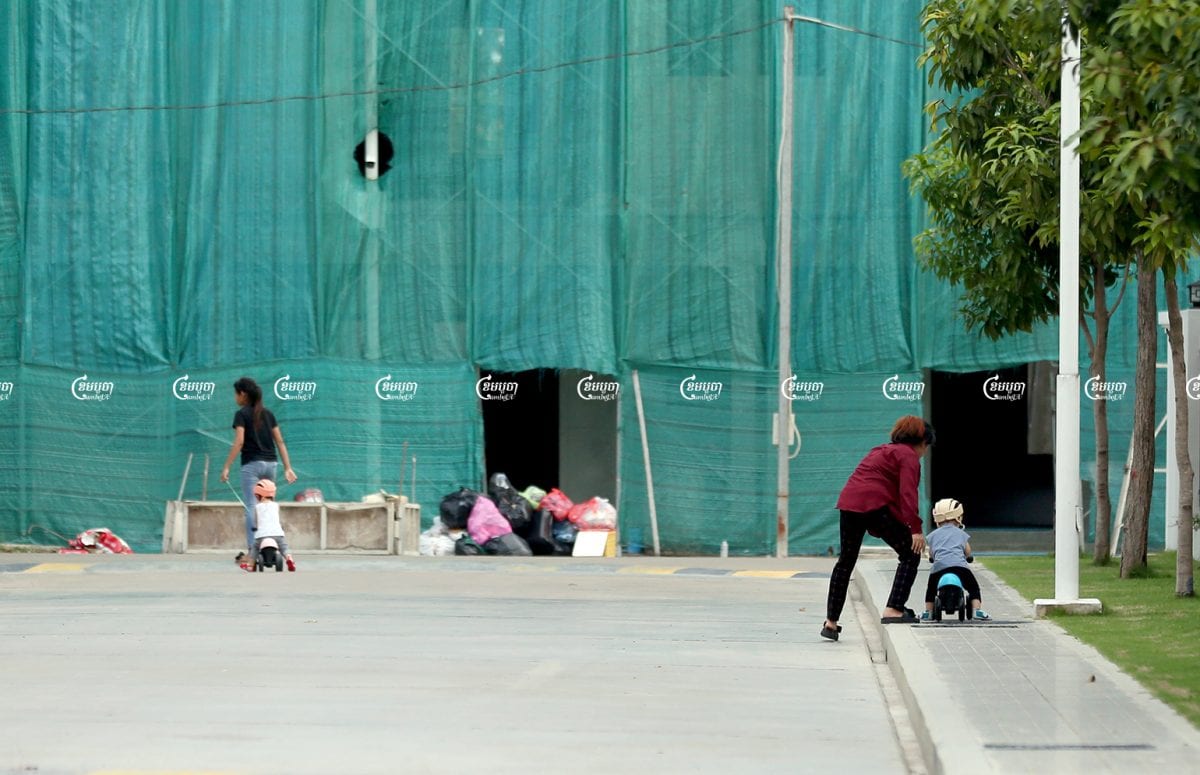 Domestic workers bring their employers' children to play outside in Phnom Penh, June 16, 2021.CamboJA/ Panha Chhorpoan