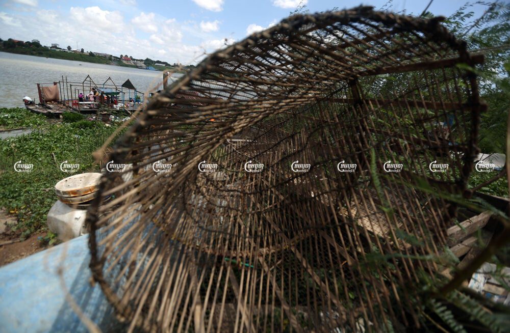 Ethnic Vietnamese people remove their floating house after the authorities' deadline has passed in Chroy Changvar district, June 14, 2021. CamboJA/ Pring Samrang