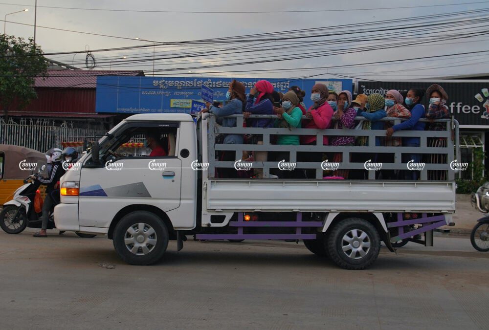Garment workers return home after finishing their work in Prek Pnov district in Phnom Penh, June 14, 2021. CamboJA/ Panha Chhorpoan