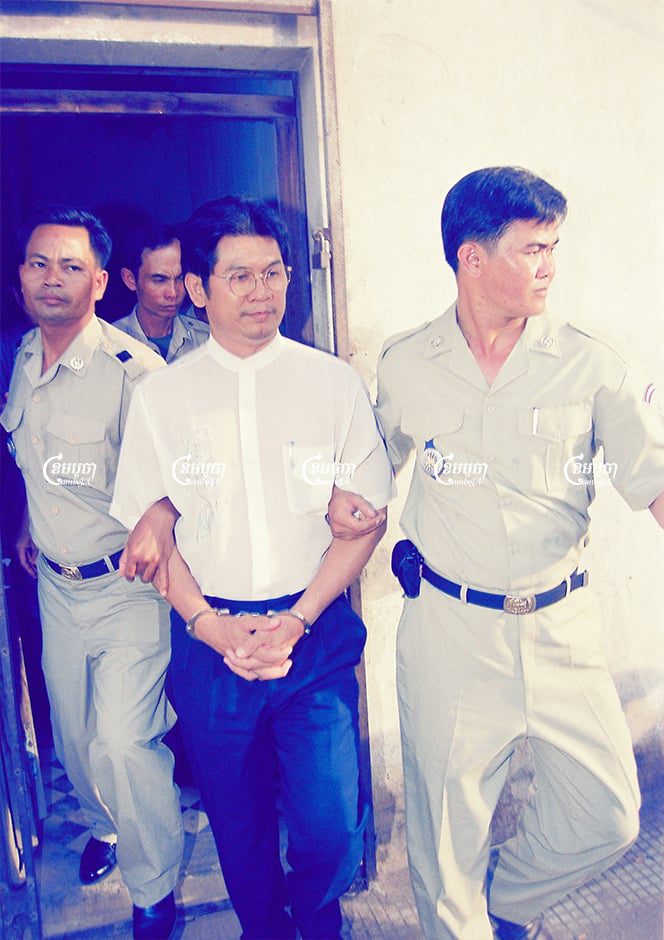 Police is escorted Richard Kiri Kim, former Commander of Cambodian Freedom Fighters for his hearing at Phnom Penh Municipal Court. Picture taken on August 14, 2001. CamboJA/ Panha Chhorpoan