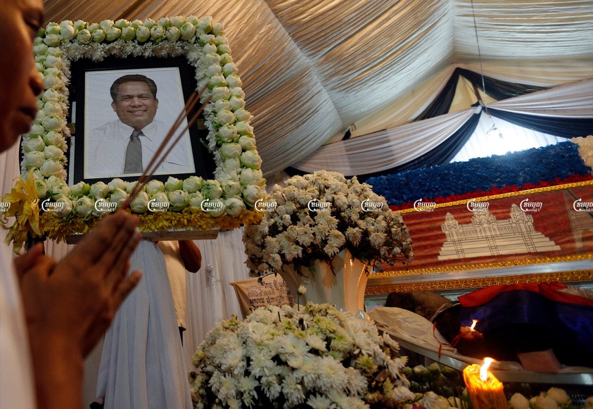 Kem Ley's relatives pray near his body at a pagoda in Phnom Penh, picture taken on July 24, 2016. CamboJA/ Pring Samrang