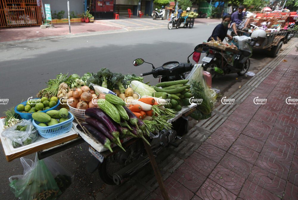 Vendors sell food along a street in Phnom Penh after their market closed due to Covid-19 restrictions, July 23, 2021. CamboJA/ Pring Samrang