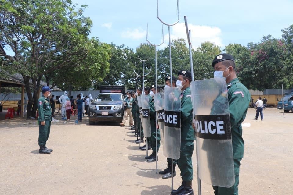 Police and military police are deployed at the Chivith Thmey Phnom Bak Center in Banteay Meanchey province to crack down on protesting patients demanding to be treated at home after having tested positive for COVID-19. Photos posted on Banteay Meanchey provincial administration's Facebook page on August 18, 2021.
