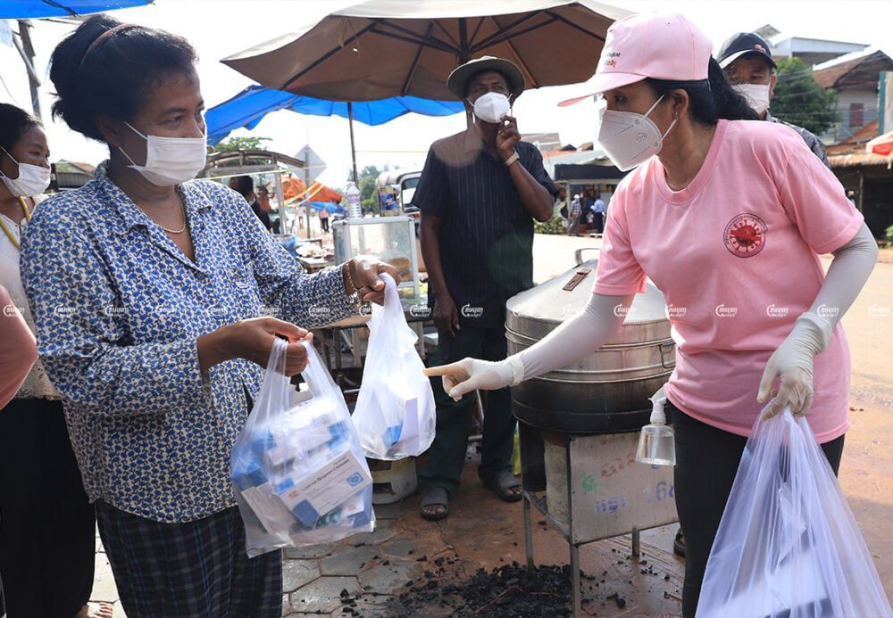 A health officer distributes Chinese medicine to residents living in a red zone in Siem Reap province. Picture taken on September 17, 2021. CamboJA/ Panha Chhorpoan