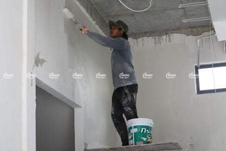 Laborers work at a construction site in Phnom Penh, September 29, 2021. CamboJA/ Pring Samrang