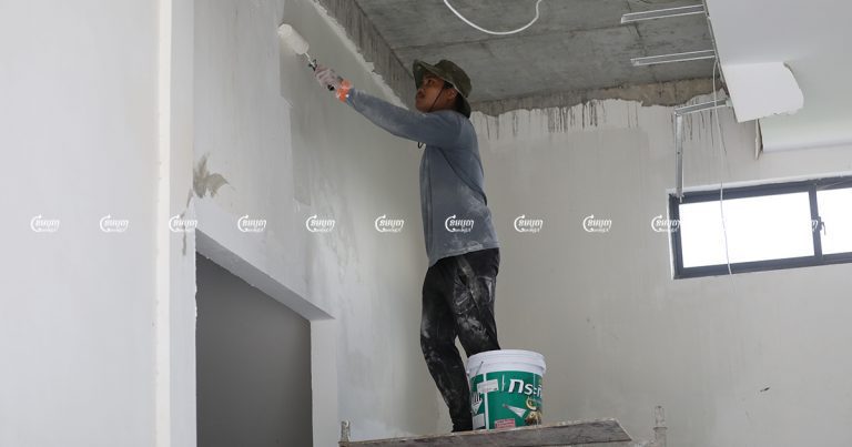 Laborers work at a construction site in Phnom Penh, September 29, 2021. CamboJA/ Pring Samrang