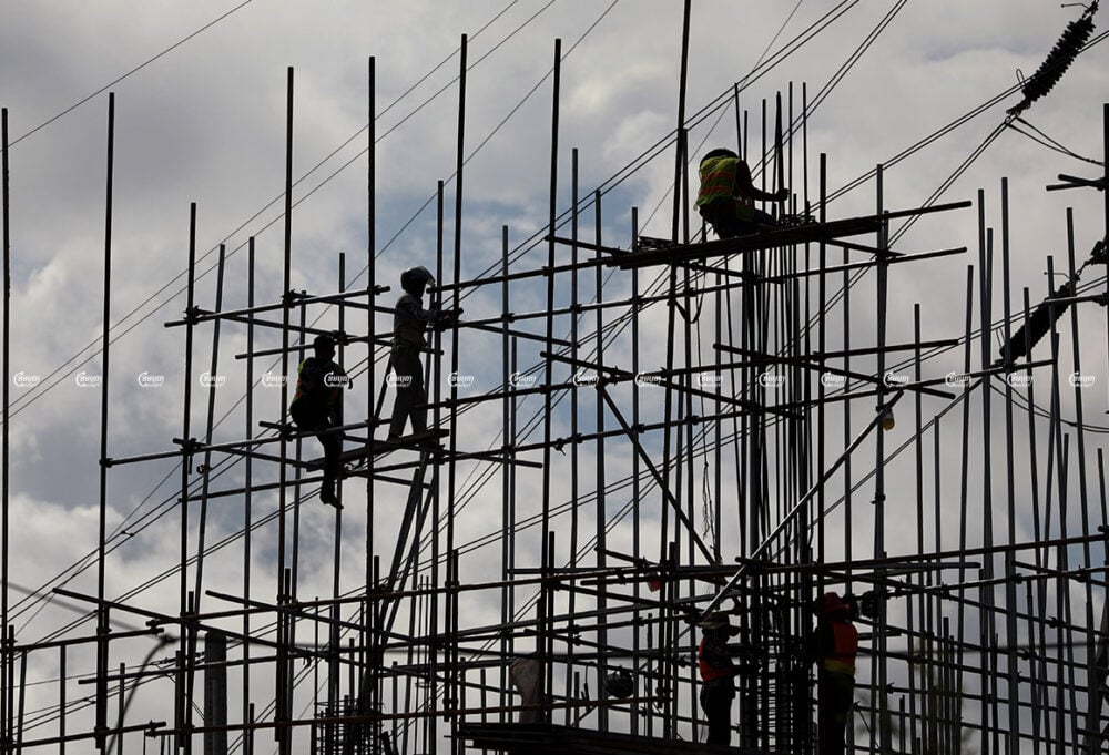 Labourers work at a construction site in Phnom Penh, September 17, 2021. CamboJA/ Pring Samrang