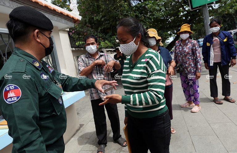 People from the Lor Peang community submit a petition to the Ministry of Interior in Phnom Penh, September 10, 2021. CamboJA/ Pring Samrang