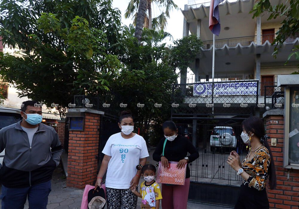 Representatives of the NagaWorld union submit a petition rejecting last week's decision of the Arbitration Council in Phnom Penh, September 17, 2021. CamboJA/ Pring Samrang