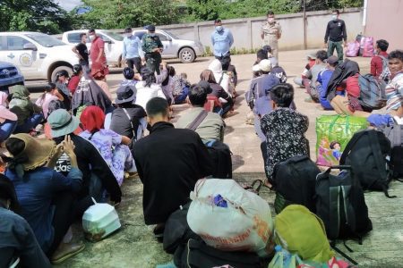A border protection police battallion based in Battambang province's Kamrieng district on Tuesday raided four guesthouses where illegal Cambodian migration workers stayed before allegedly attempting illegal crossings into Thailand. Photo sourced from the battallion's Facebook page.