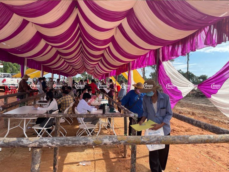 Villagers wait on line for the land title lottery in Botum Sakor district’s Ta Noun commune, photo taken on October 21. CamboJA/ Khuon Narim