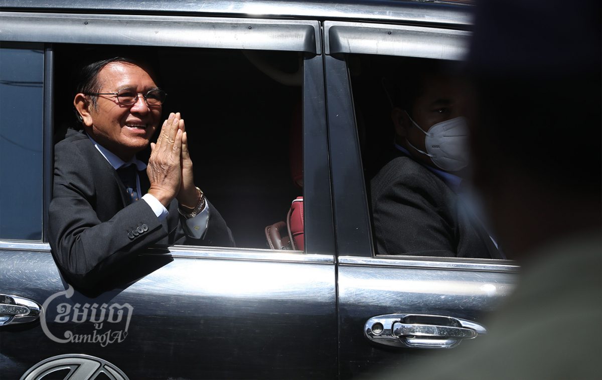 Kem Sokha greets supporters while leaving the Phnom Penh Municipal Court after attending his hearing on January 19, 2022. CamboJA/Pring Samrang