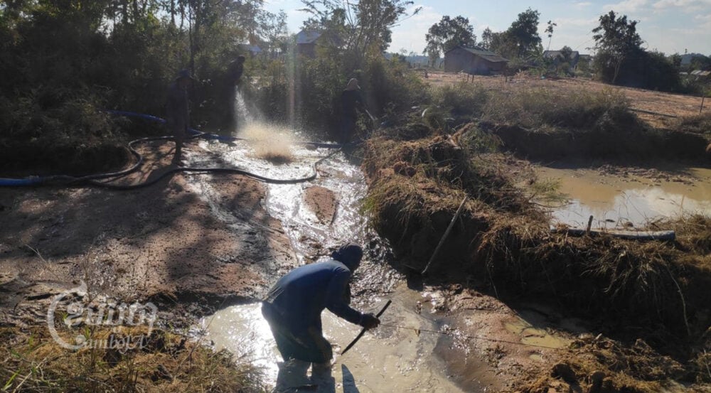 Local villagers dig and sift for gold on the outskirts of a village in the Romdeng area in Rovieng district, Preah Vihear province. Photo taken on December 14, 2021. CamboJA / Vann Vichar