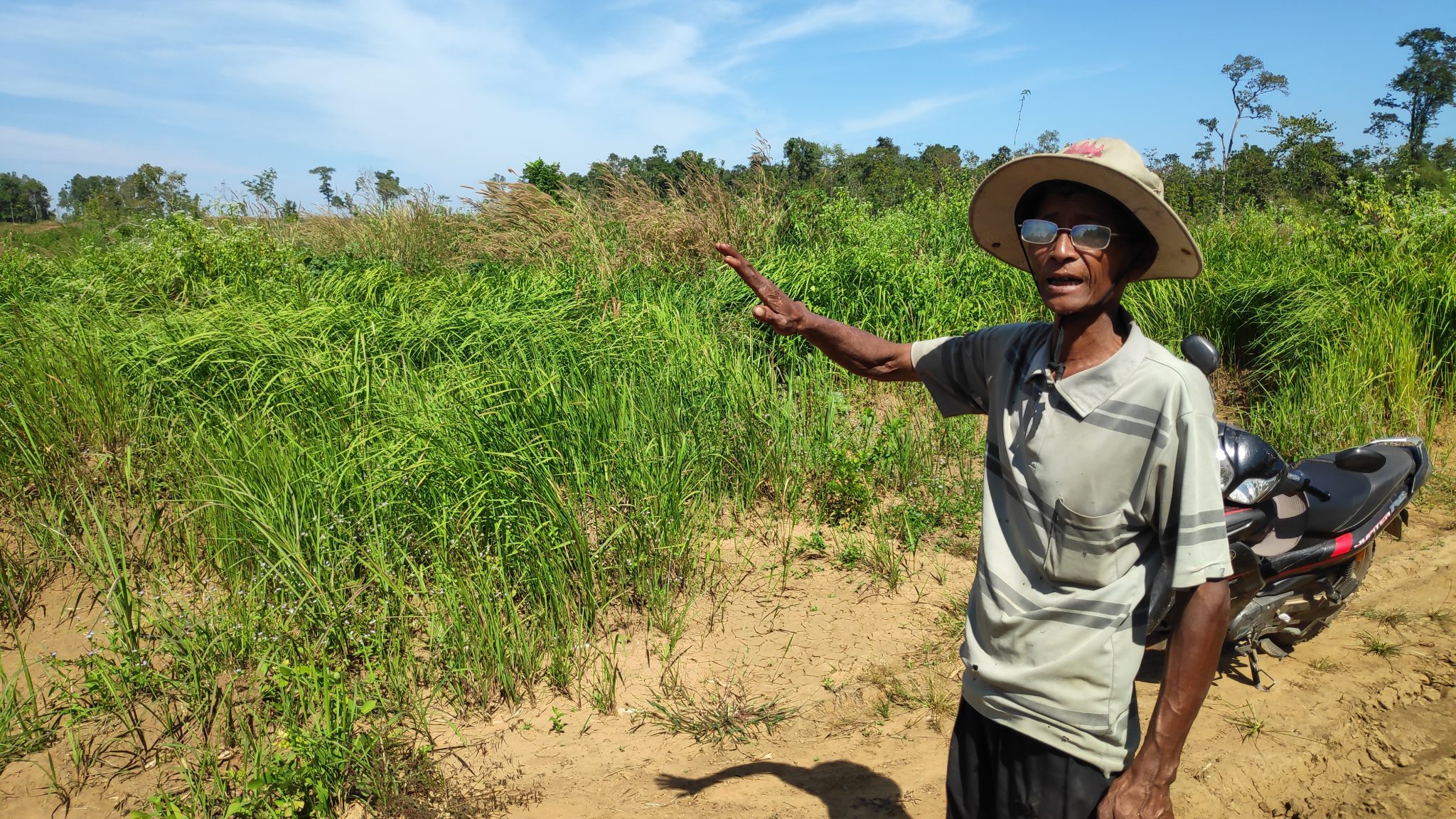 Community representative Tuy Chheng points out the location of the ongoing land dispute between a gold mining company and the people in the Romdeng area in Rovieng district, Preah Vihear province. Photo taken on December 14, 2021. CamboJA / Vann Vichar