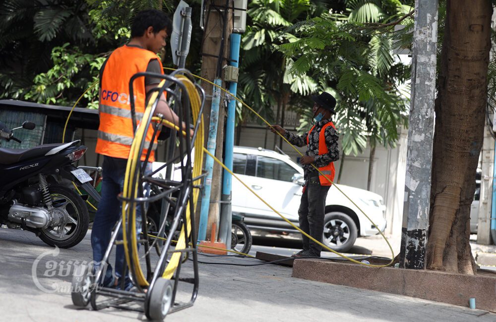 Workers handle internet cables in Phnom Penh, February 15, 2022. CamboJA/Pring Samrang