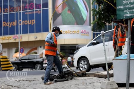 Workers handle internet cables in Phnom Penh, February 15, 2022. CamboJA/Pring Samrang