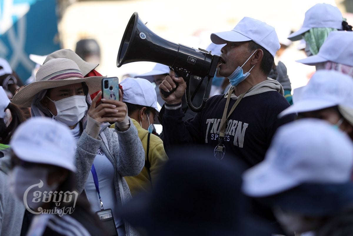 Seng Sovanrith, one of three workers arrested for alleged violations of the COVID-19 Law, speaks during a strike on February 4, 2022. CamboJA/ Pring Samrang
