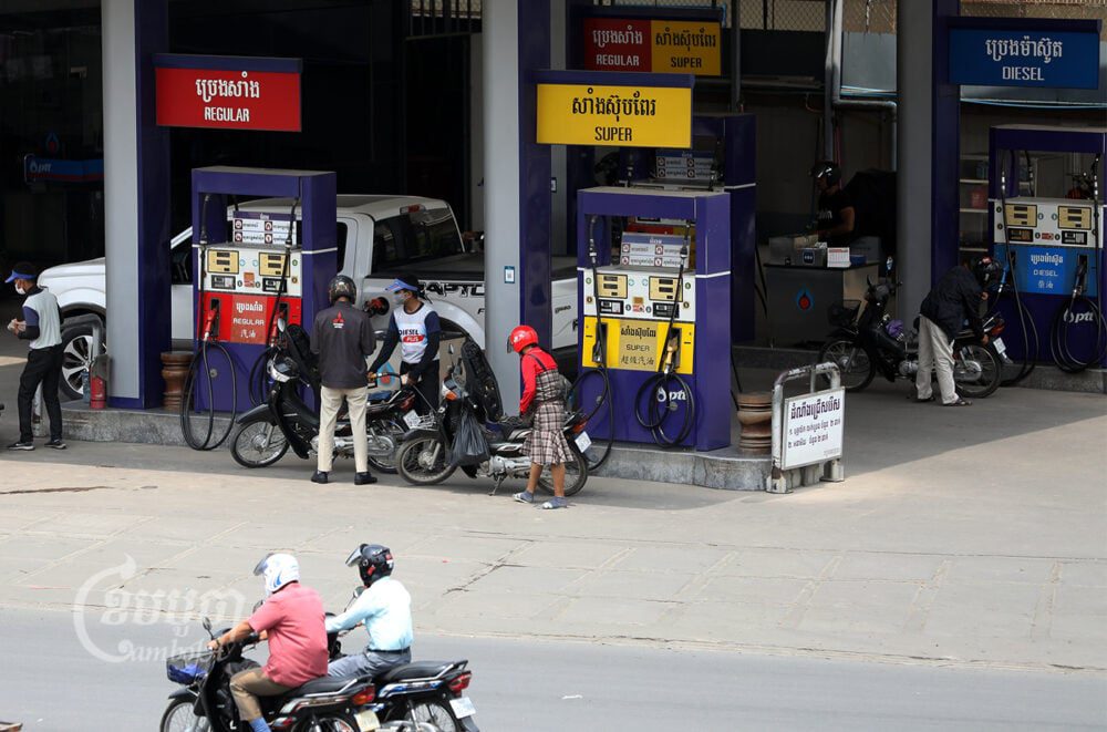 Drivers refuel at a gas station in Phnom Penh, March 17, 2022. CamboJA/ Pring Samrang