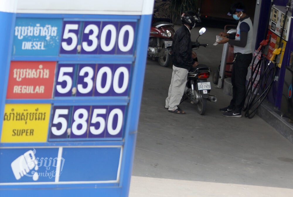 Drivers refuel at a gas station in Phnom Penh, March 17, 2022. CamboJA/ Pring Samrang