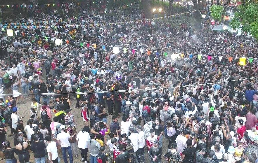 People gather for a Khmer New Year celebration at Wat Phnom in Phnom Penh, mostly without facemasks or social distancing, April 16, 2022. Supplied on City Hall Facebook page.