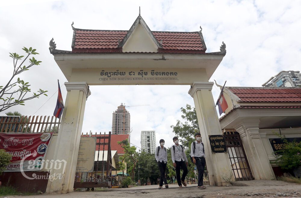 High school students in Phnom Penh, Picture taken October 22, 2021. CamboJA/ Pring Samrang