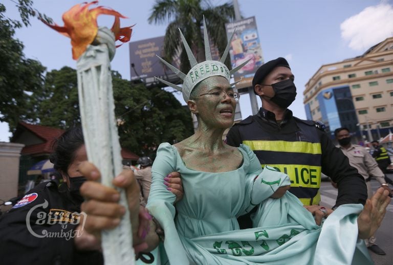 Police arrest Seng Theary in front of Phnom Penh Municipal Court after a judge sentenced her to six years in prison. Photo taken on June 14, 2022. (CamboJA/ Pring Samrang)