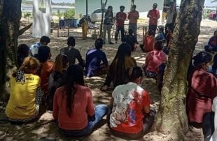 Representatives of CENTRAL, FAR, LPN, and a Thai lawyer talk to Cambodian workers who were laid off in Rayong province, Thailand on June 19, 2022. Photo Supplied: CENTRAL