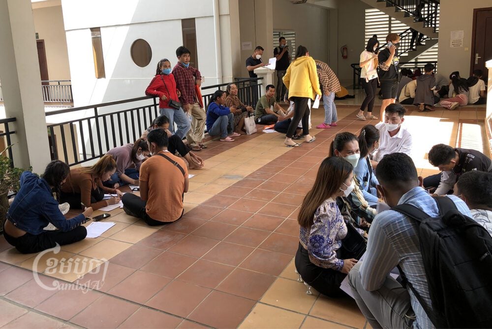Small online business owners fill forms to register their online businesses at the Ministry of Commerce on June 29, 2022. CamboJA/ Soeung Nimol