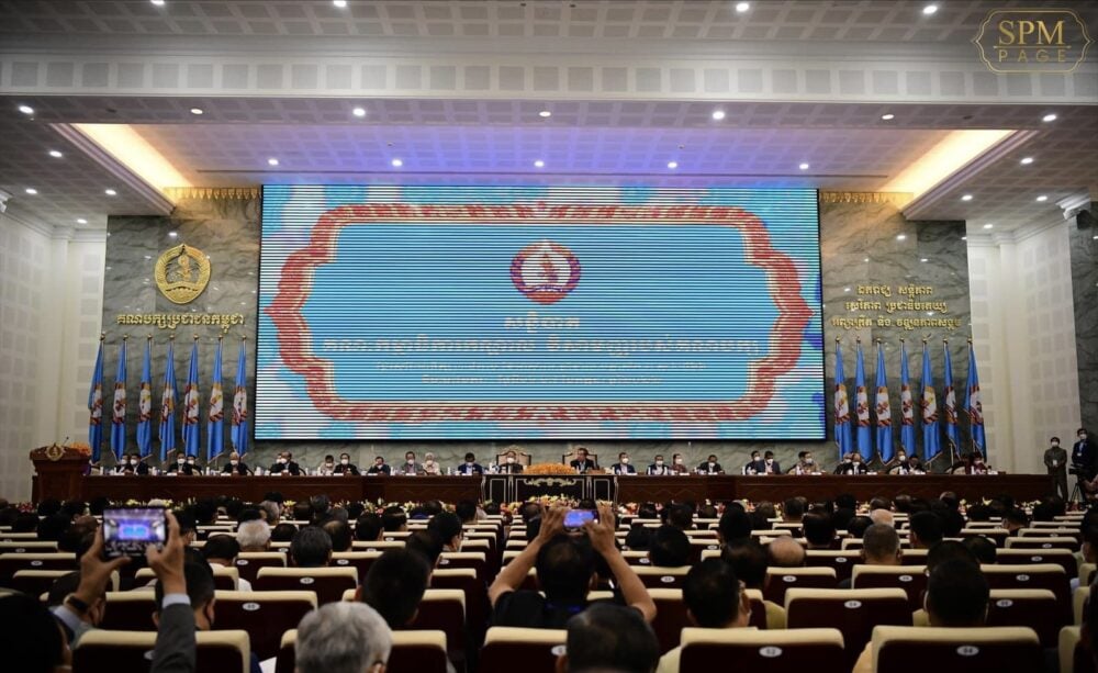 CPP members attend a party congress at the CPP headquarter in central Phnom Penh on Sunday, Picture from the Prime Minister's Facebook page.